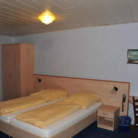 Zur Friedenseiche 2*